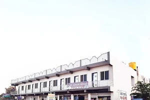 OYO 69782 Hotel Dhakshyani image