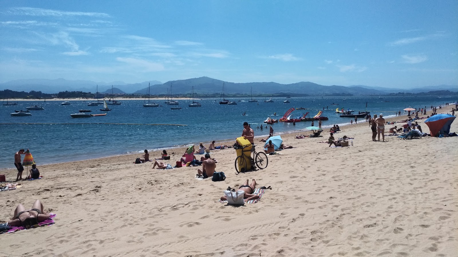 Foto von Playa de la Magdalena und die siedlung