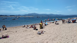 Foto von Playa de la Magdalena und die siedlung