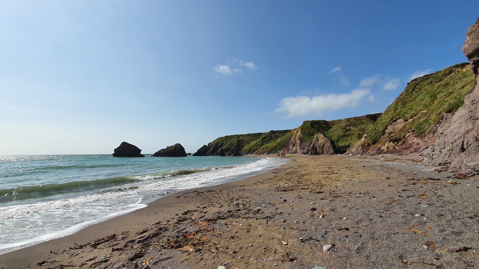 Photo de Ballydowane Beach entouré de montagnes