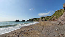 Photo de Ballydowane Beach entouré de montagnes