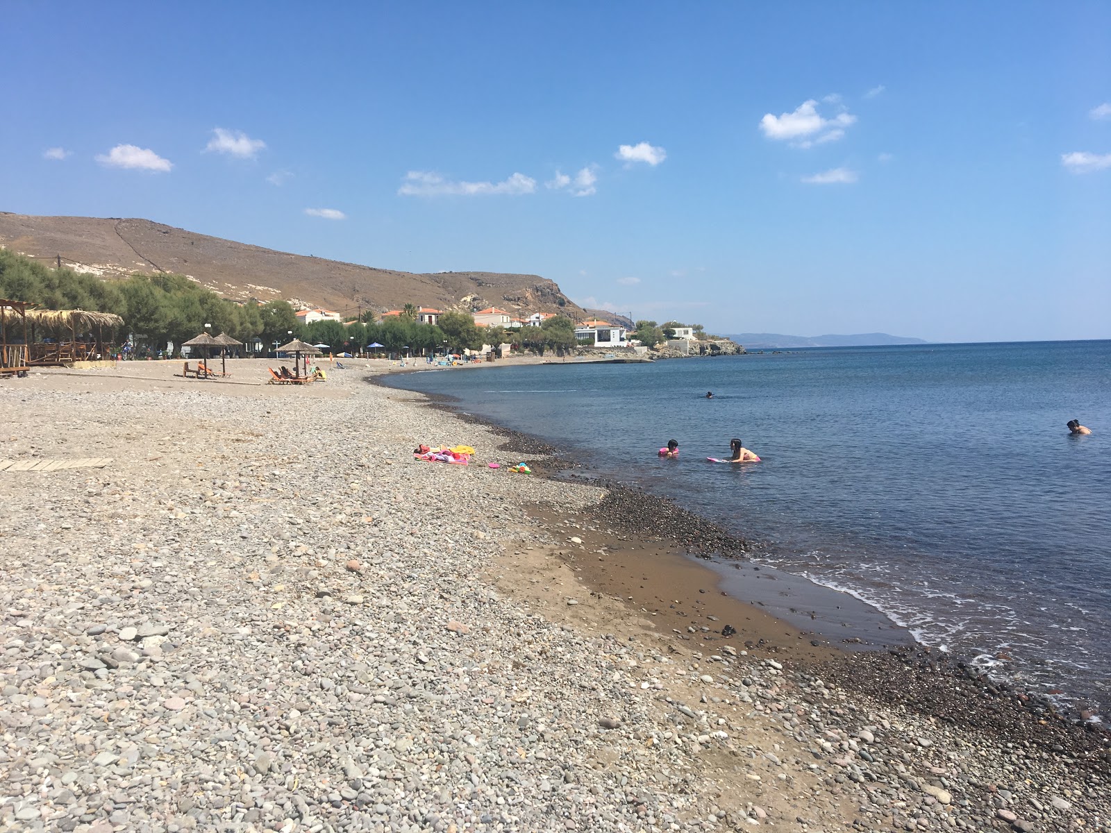 Foto di Paralia Tavari con una superficie del sabbia luminosa