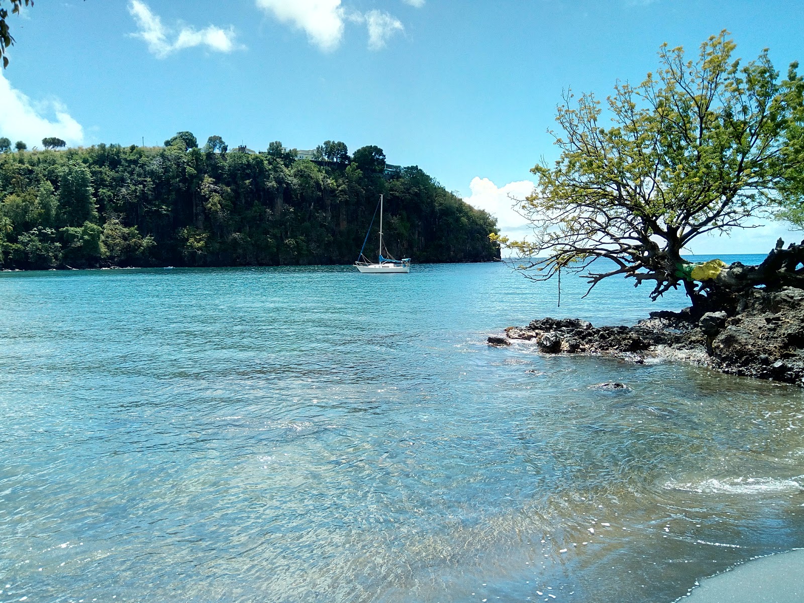 Questelles beach'in fotoğrafı küçük koy ile birlikte