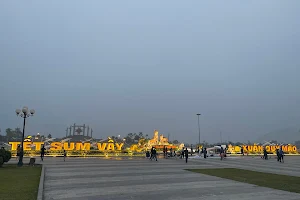 Hoa Binh Square image