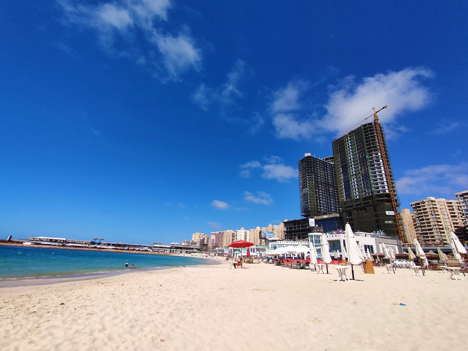 Foto van Golden Jewel Beach met helder fijn zand oppervlakte