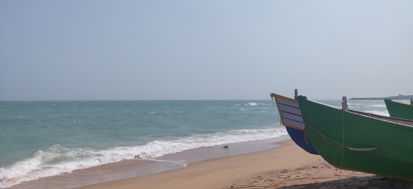 Foto van Thomaiyarpuram Beach met turquoise puur water oppervlakte