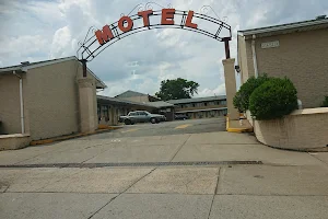 Oak Grand Motel image