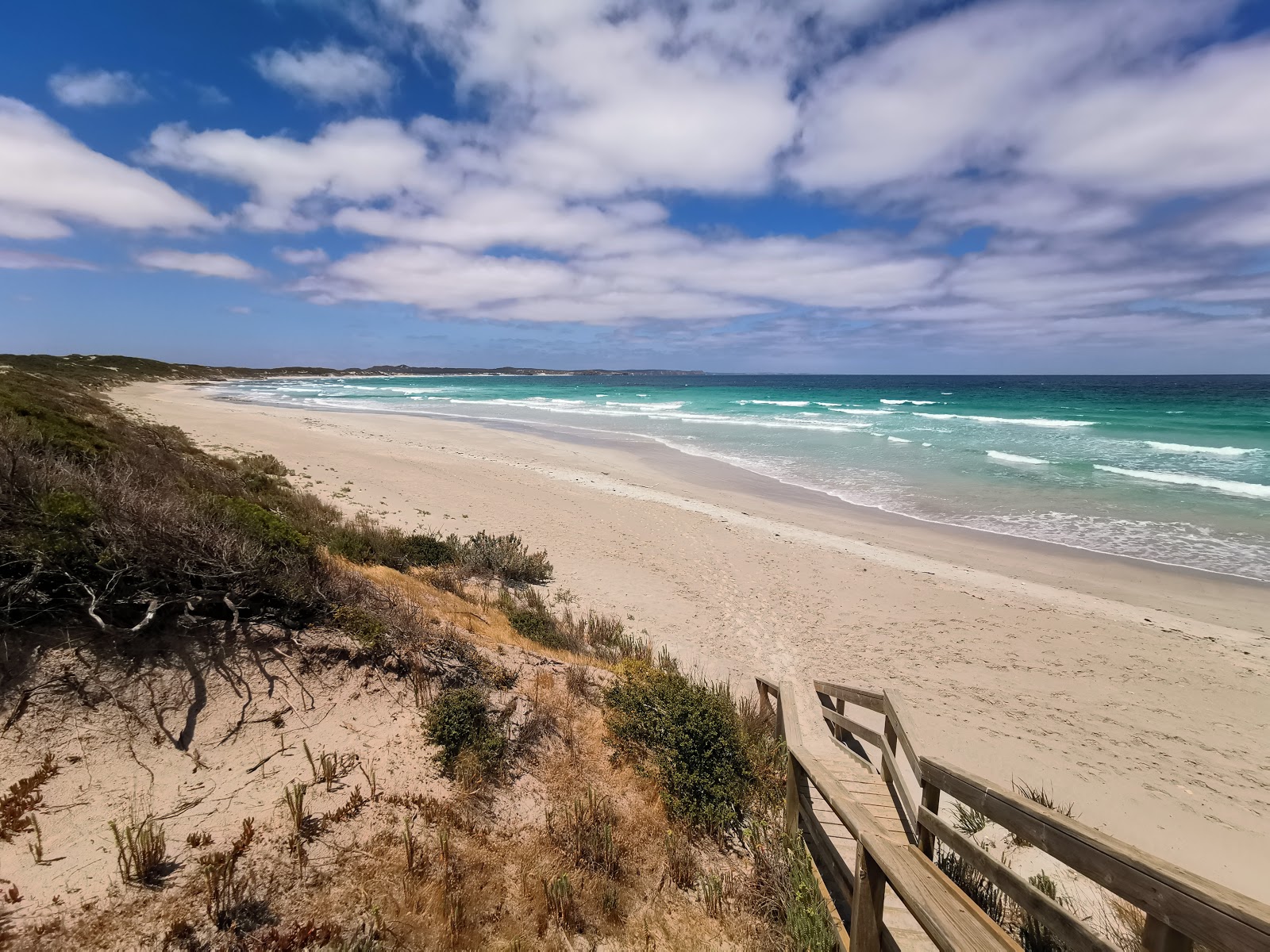 Vivonne Bay Beach'in fotoğrafı dağlarla çevrili