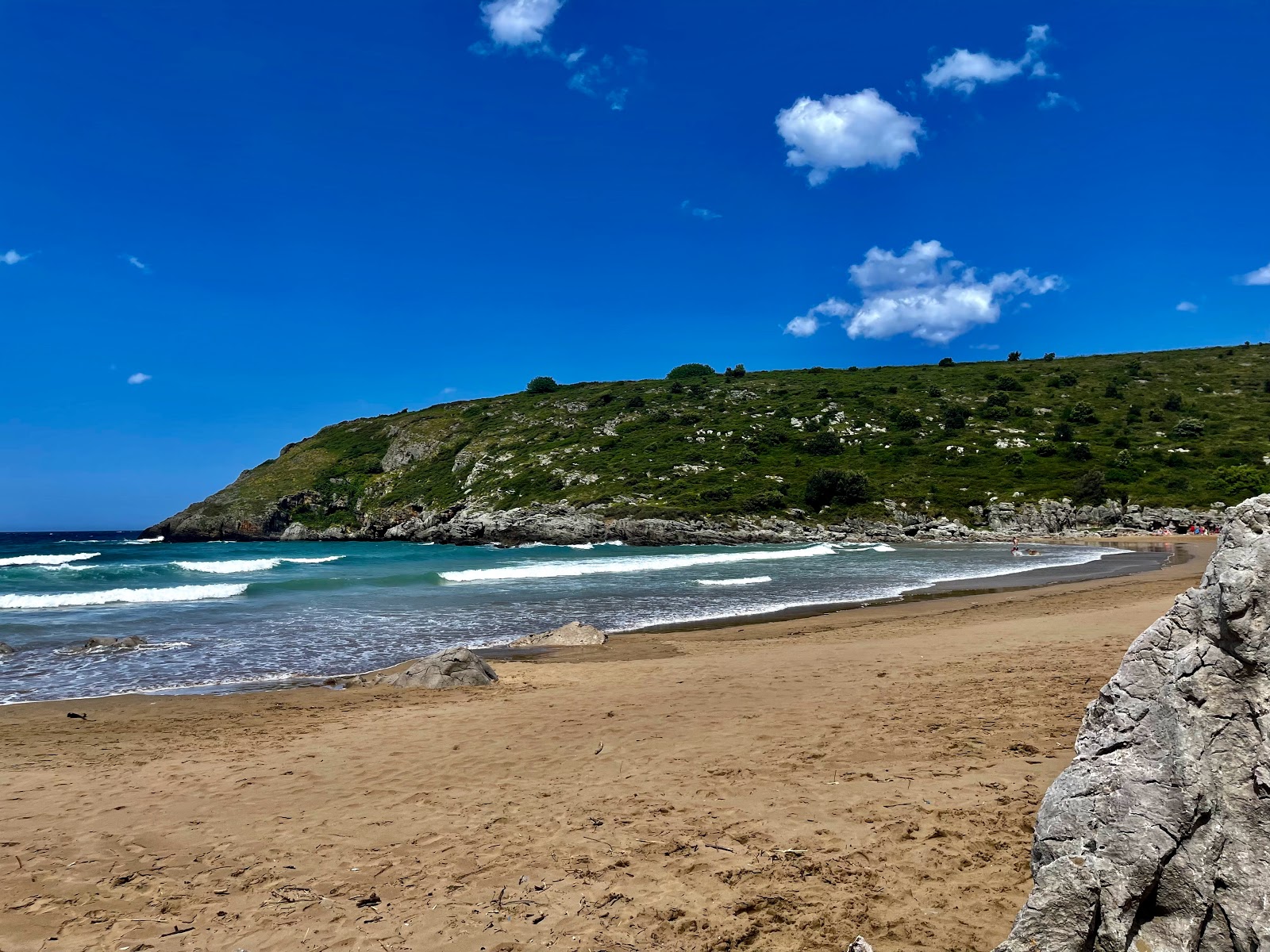 Foto de Praia de Sonabia com alto nível de limpeza