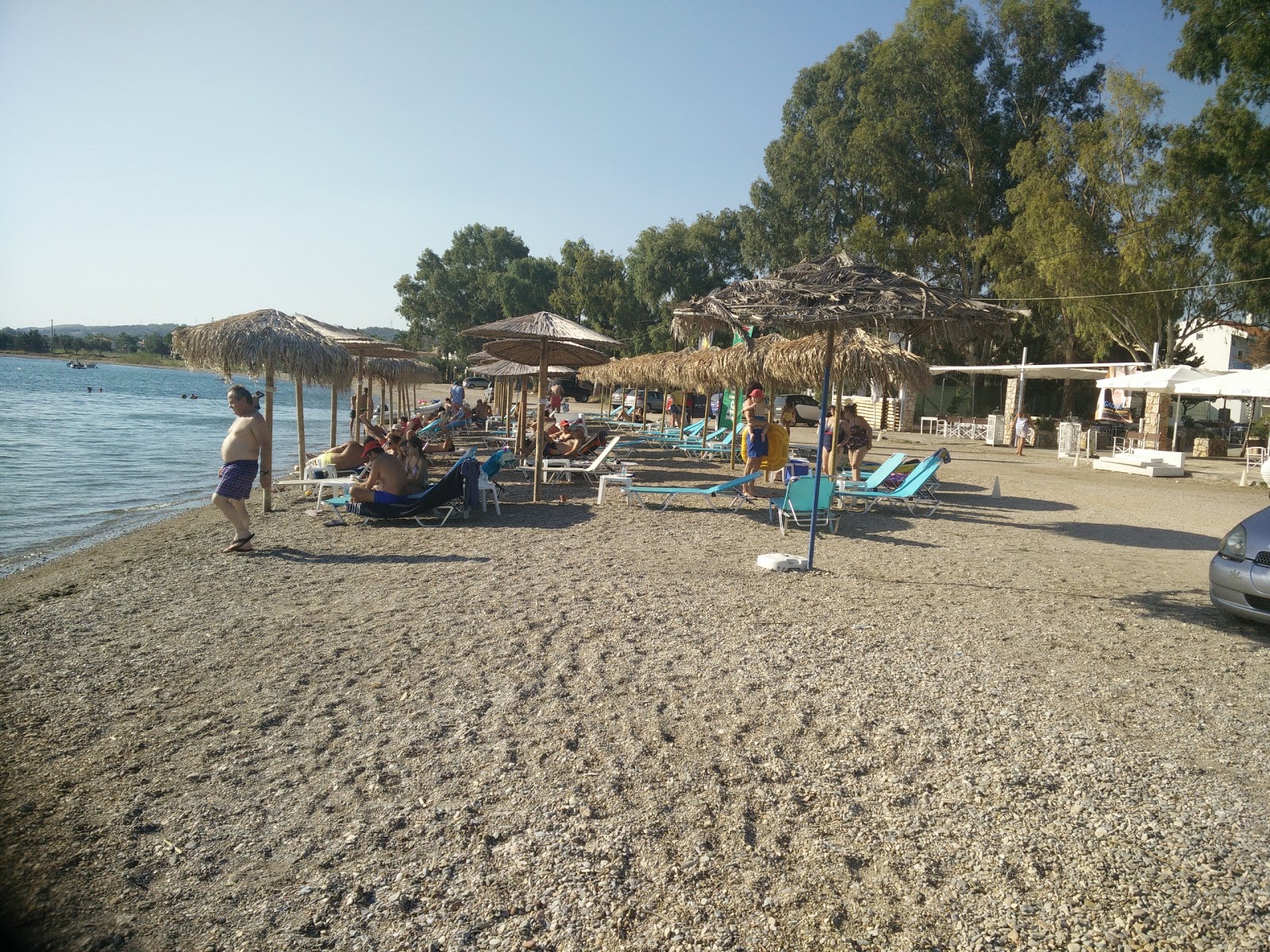 Valokuva Agios Andreas beachista. pinnalla vihreä puhdas vesi:n kanssa