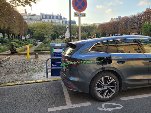 Borne de recharge de véhicules électriques New Motion Charging Station Saint-Mandé