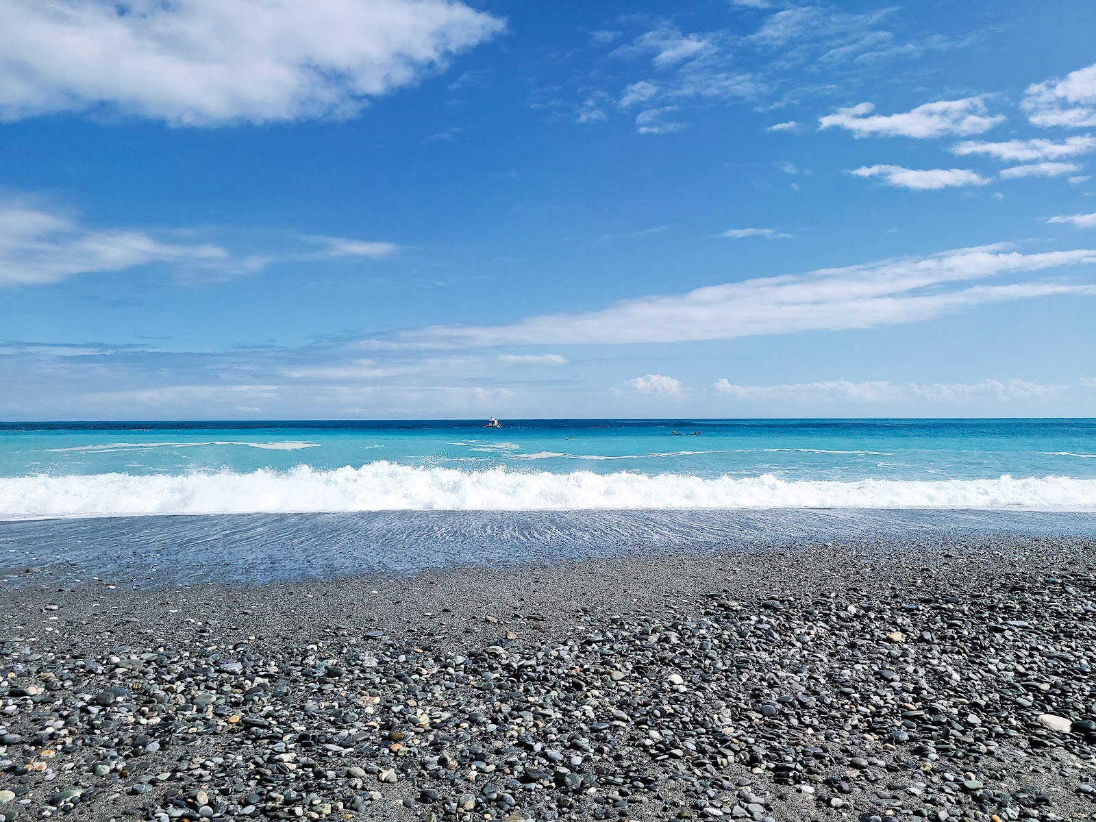 Foto di Chongde Gravel Beach con costa lunga e dritta