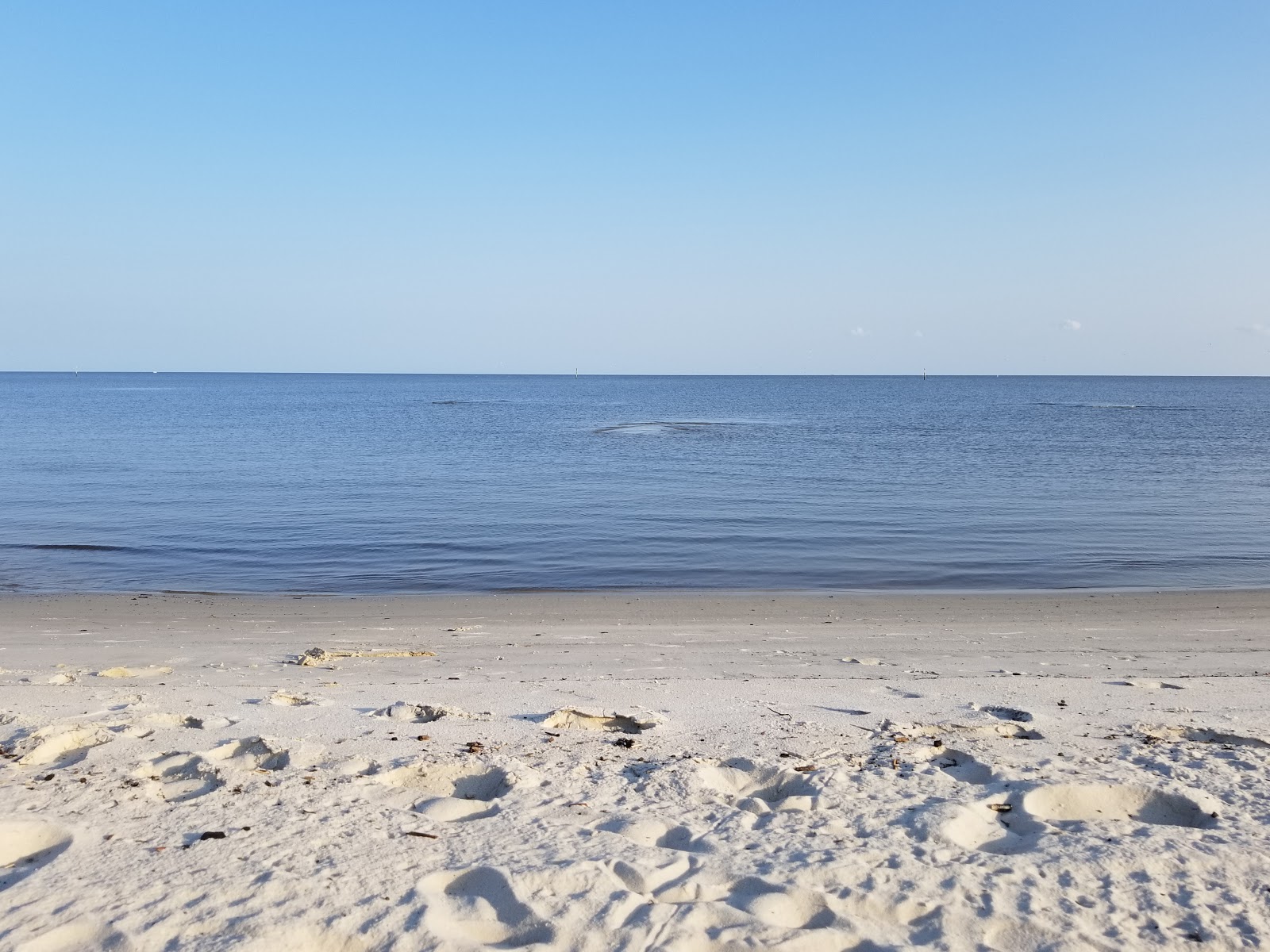 Valokuva Mississippi City beachista. puhtaustasolla keskipitkä