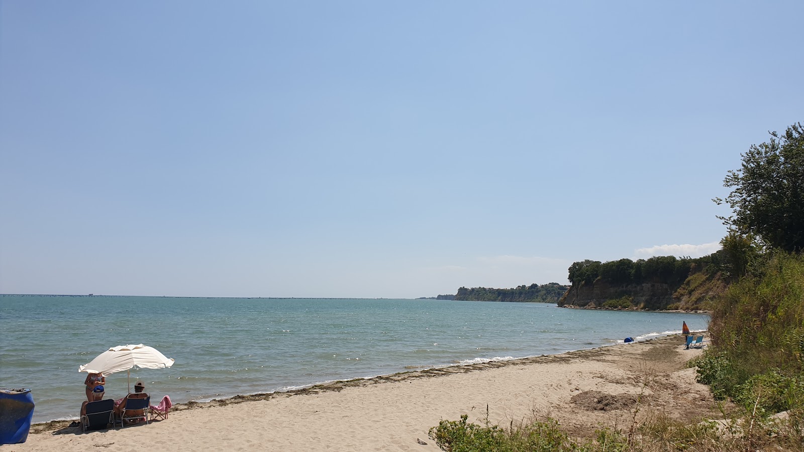 Foto von Agiannis beach II mit grauer sand Oberfläche