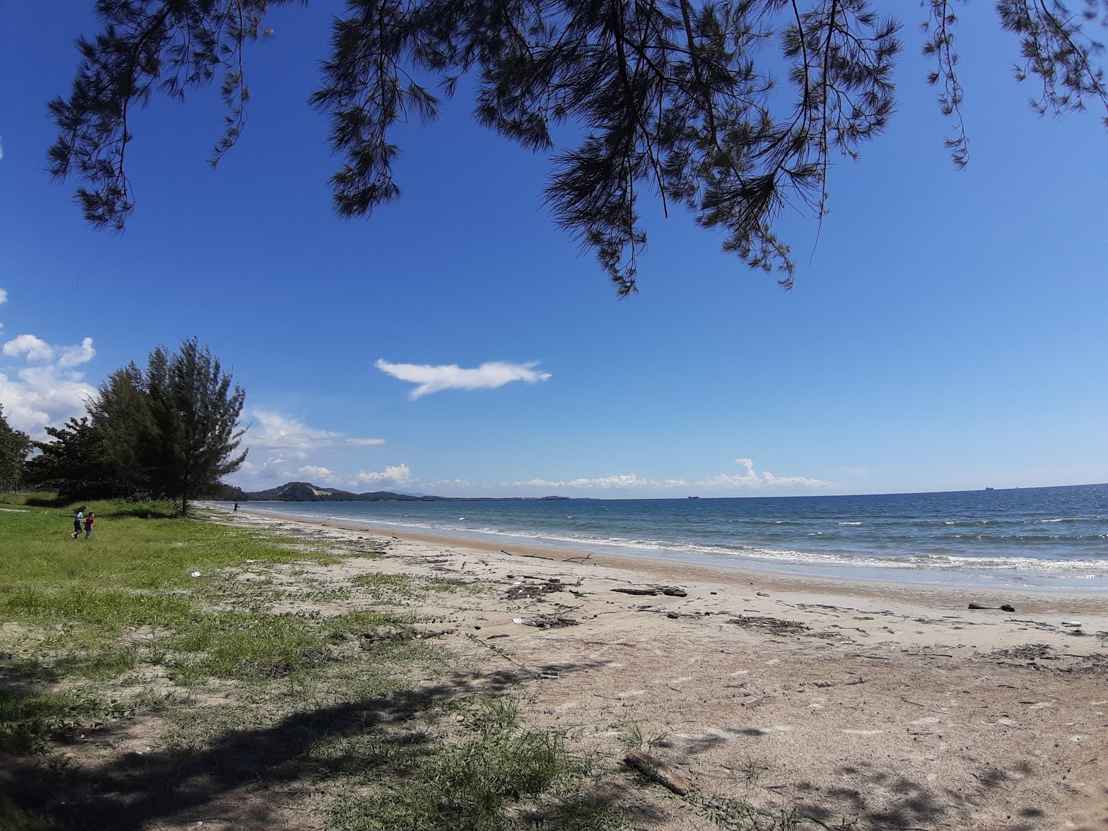 Merintaman Sipitang Beach的照片 带有明亮的沙子表面