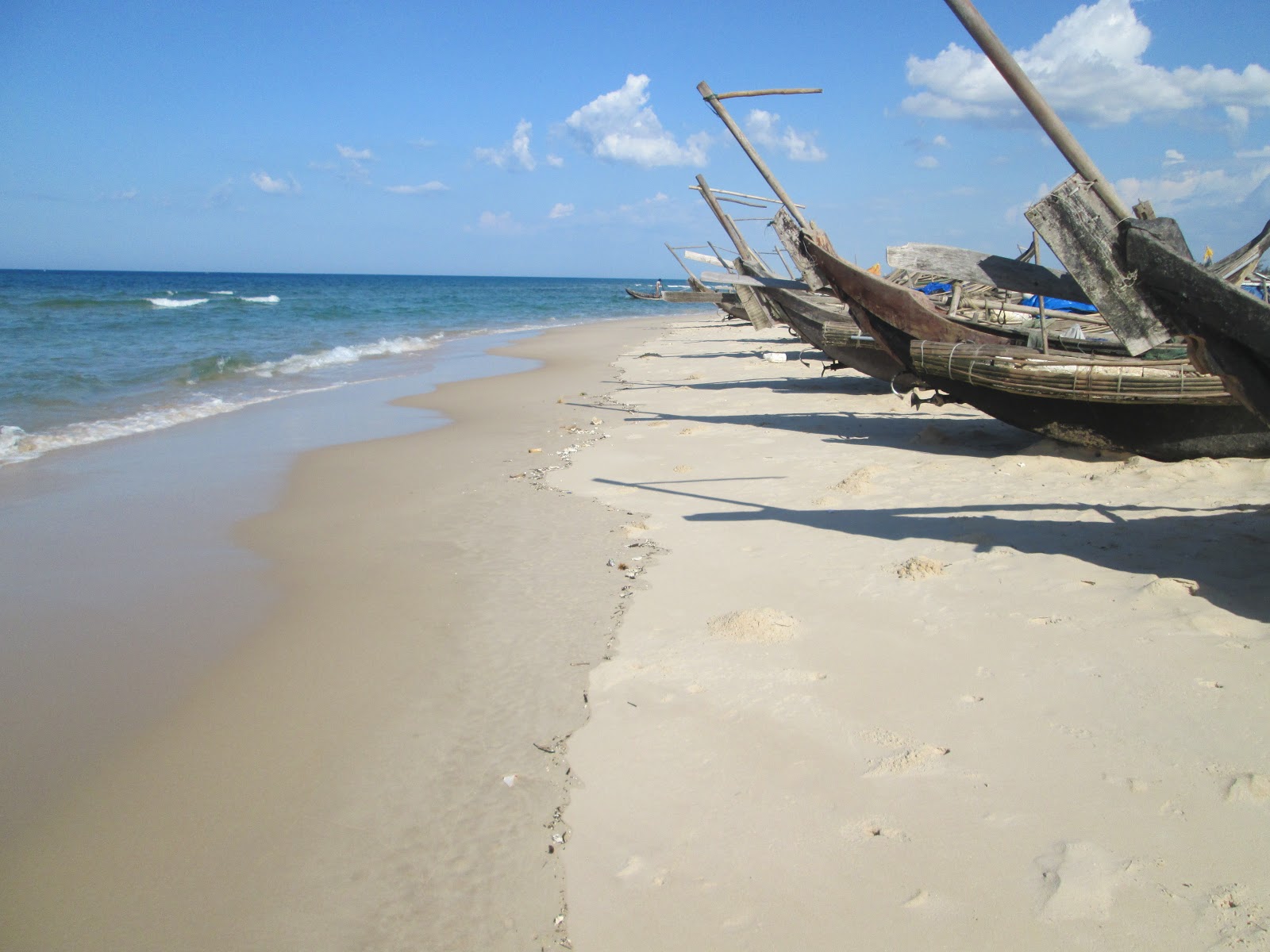 Foto av Trieu Lang Beach med lång rak strand