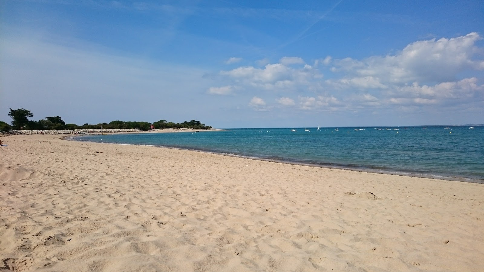 Photo of Plage Des Enfants with bright sand surface
