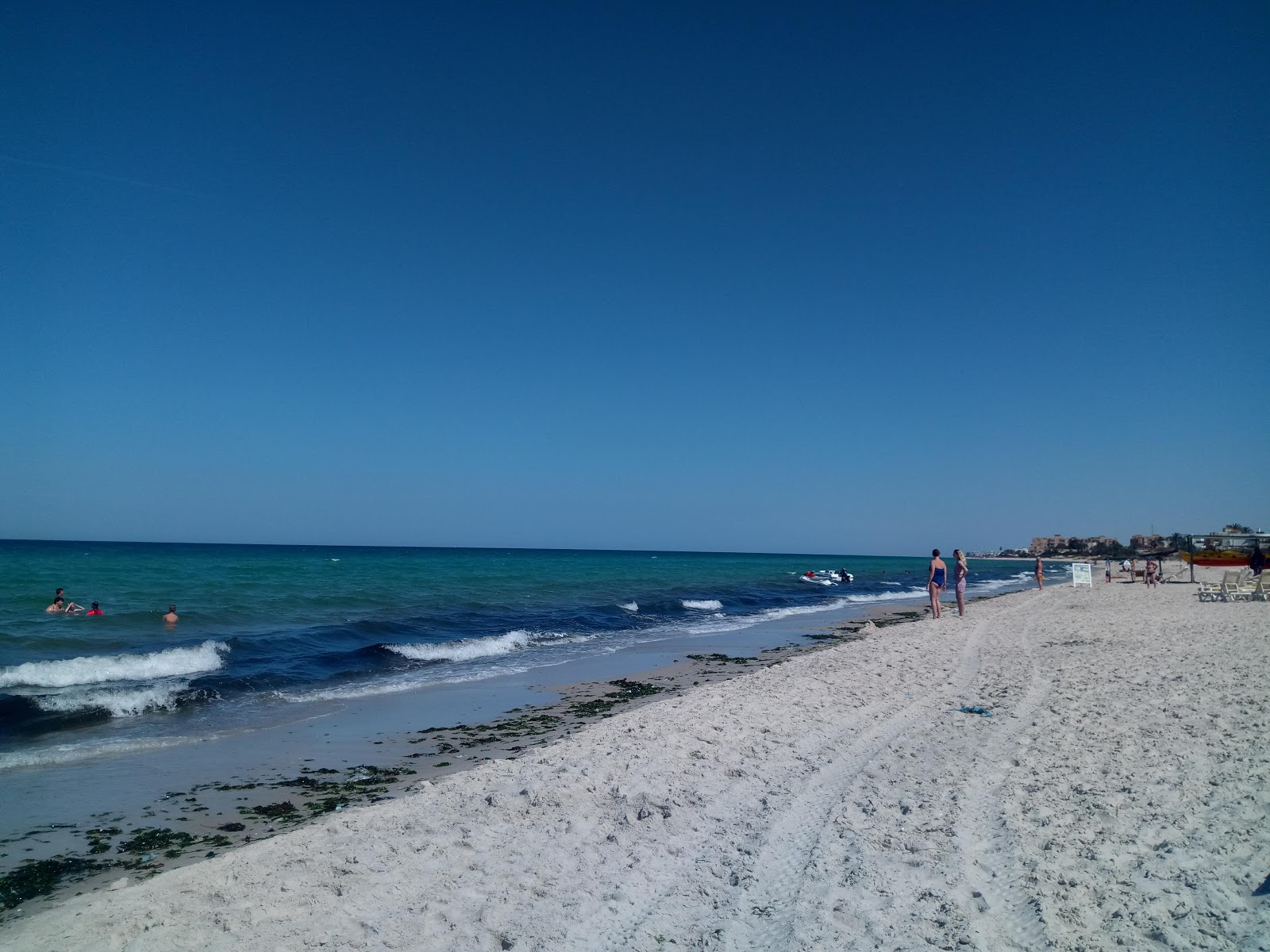 Happy beach的照片 带有白色细沙表面