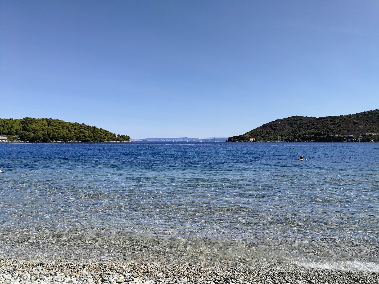 Photo de Prirovo beach partiellement zone de villégiature