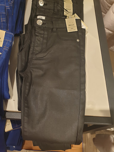 Stores to buy women's baggy pants Kingston-upon-Thames