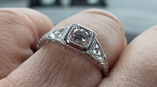 Jewelry Store «Revell Jewelers», reviews and photos, 904 Middle Rd, Bettendorf, IA 52722, USA