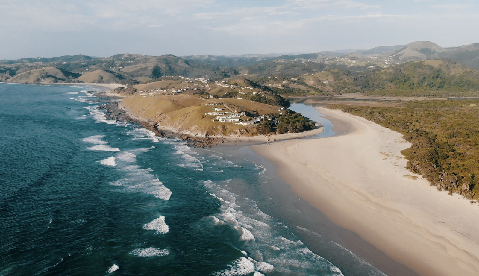 Mpande beach'in fotoğrafı geniş ile birlikte