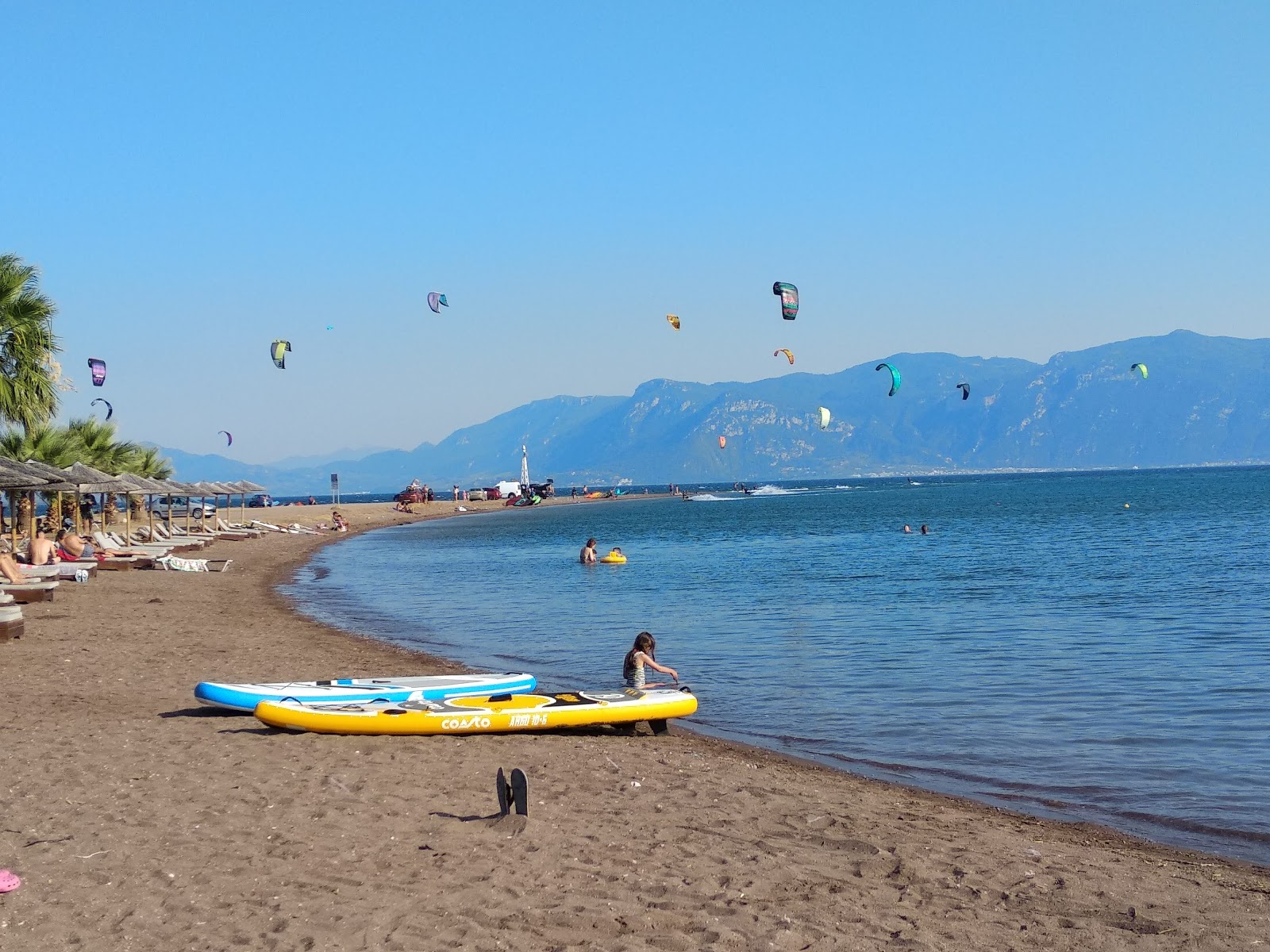 Foto av Raches faros beach med musta hiekka ja kivi yta