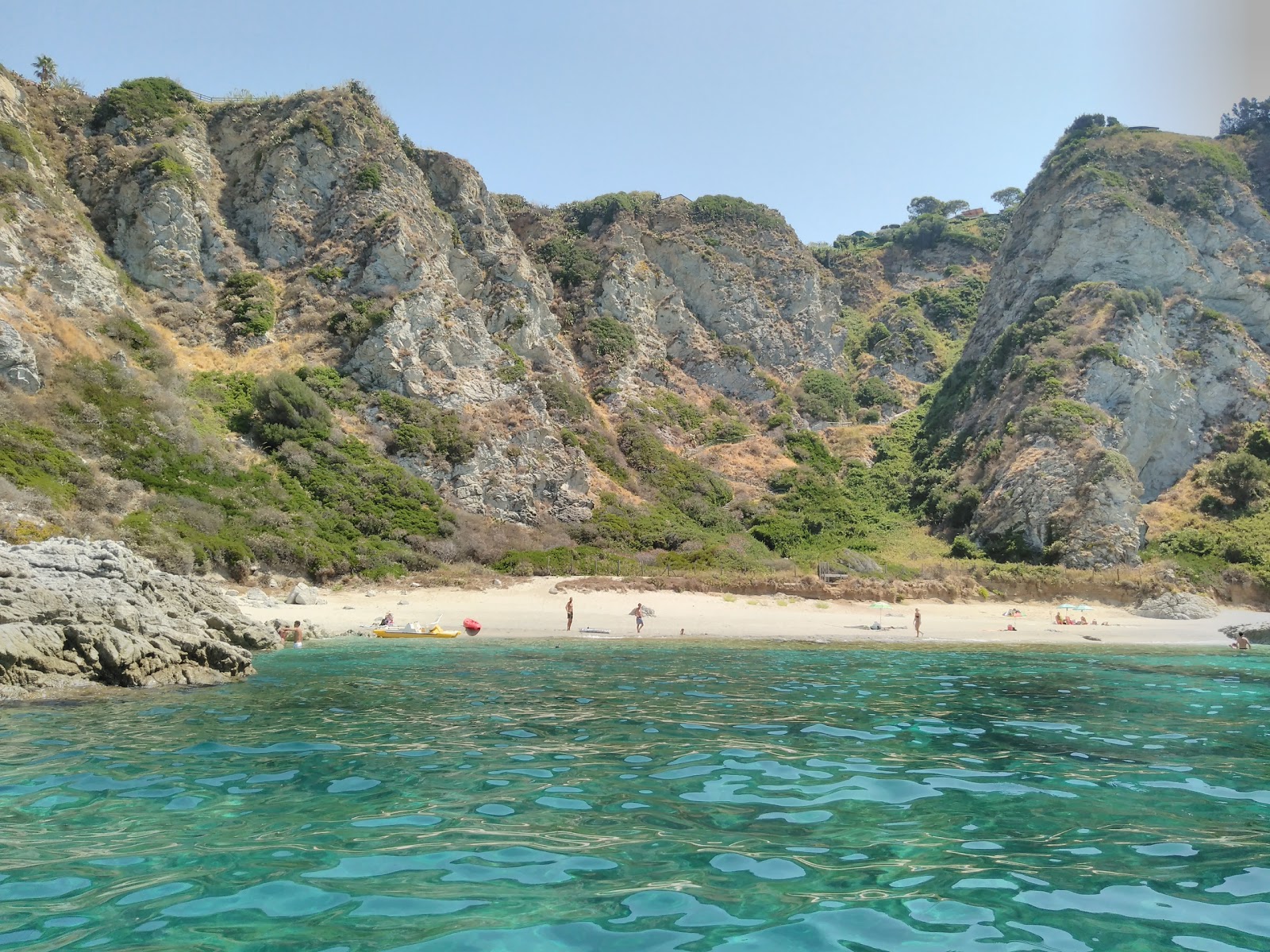 Foto van Ficara beach met gemiddeld niveau van netheid