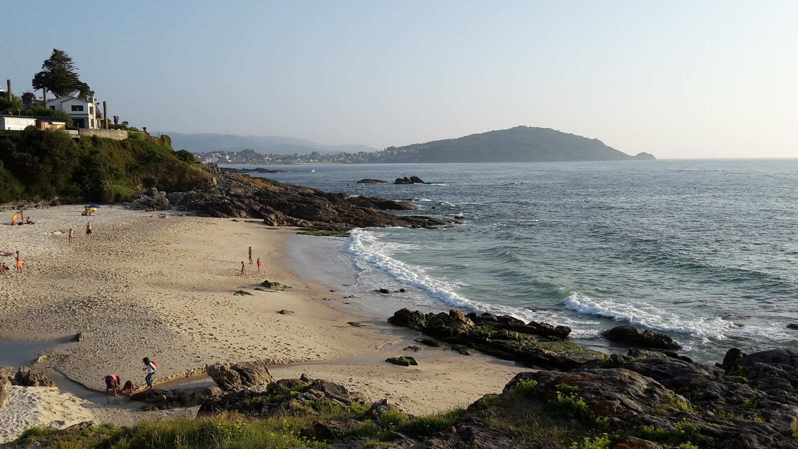 Fotografija Praia dos Muinos z beli pesek površino