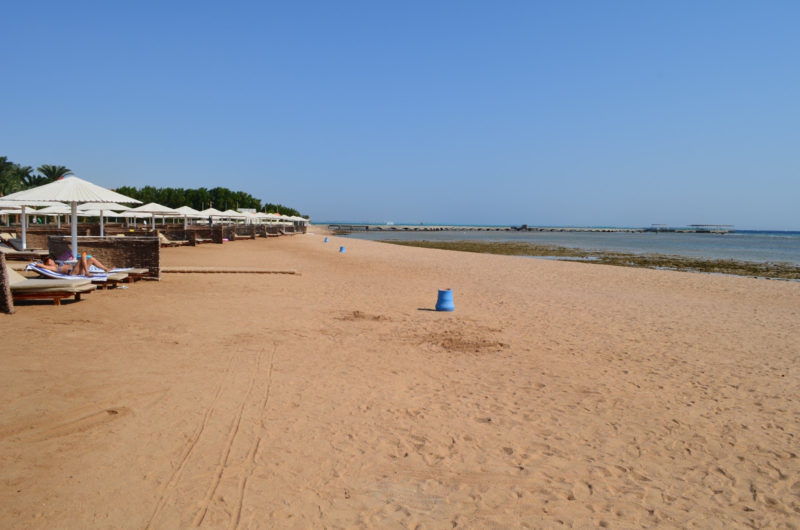 Φωτογραφία του Παραλία Pharaoh Azur Resort με γκρίζα άμμος επιφάνεια