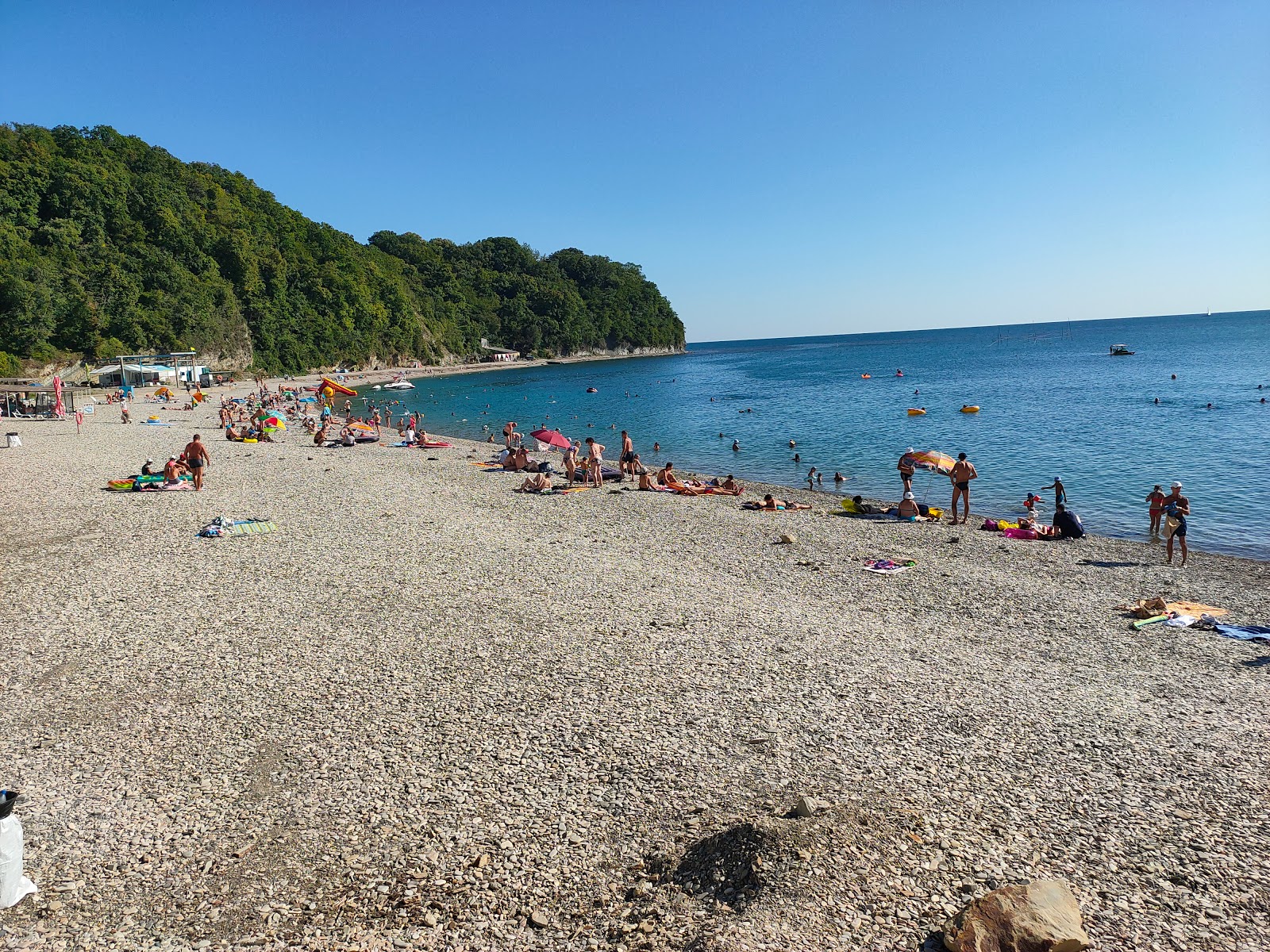 Foto von Primorskaya beach mit graue kiesel Oberfläche