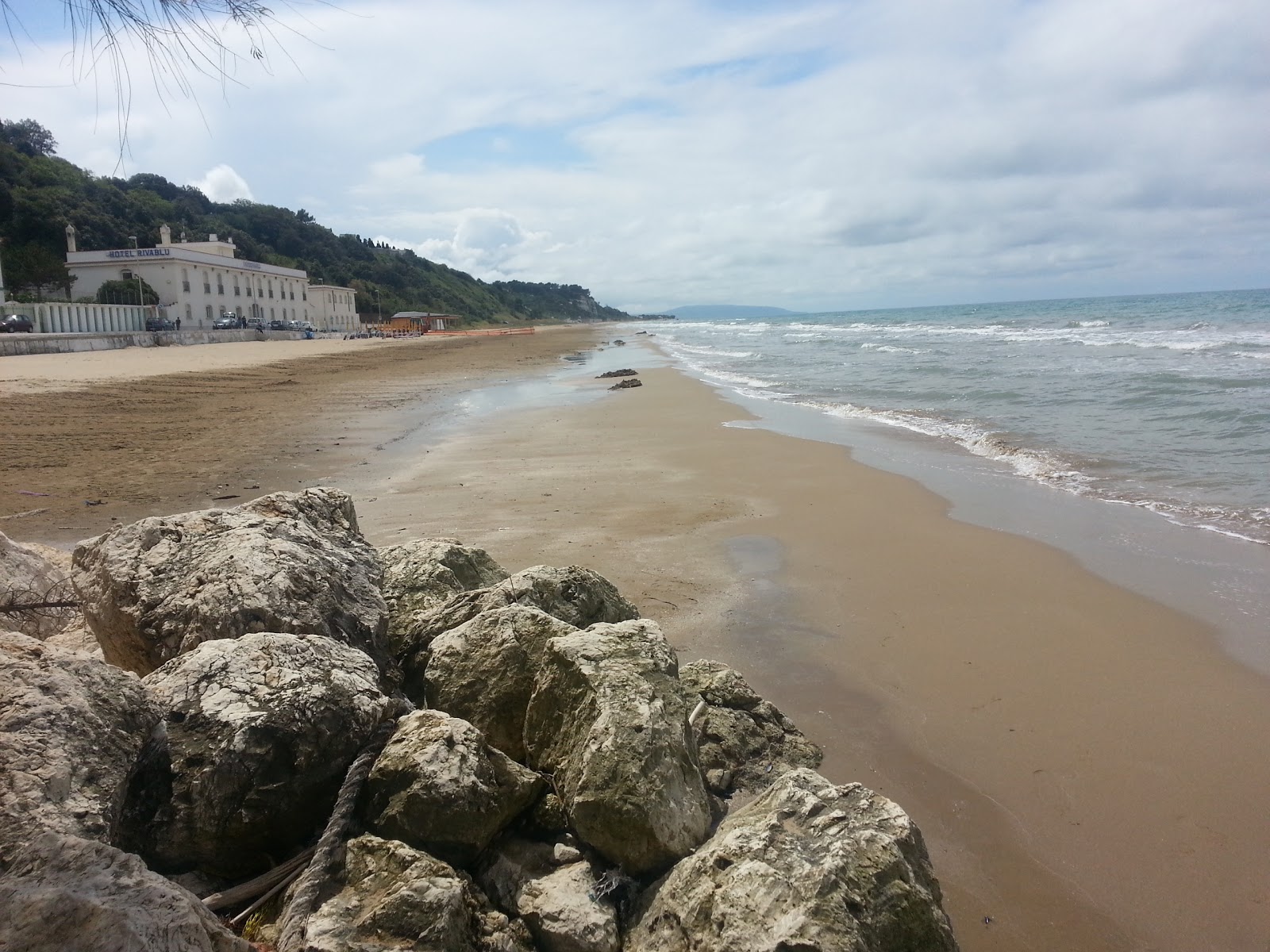 Spiaggia di Ponente的照片 带有碧绿色水表面