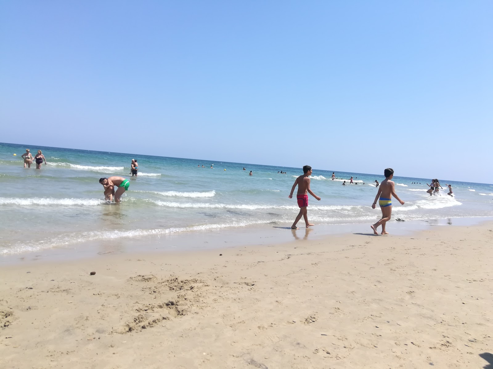 Casalabate beach'in fotoğrafı parlak kum yüzey ile