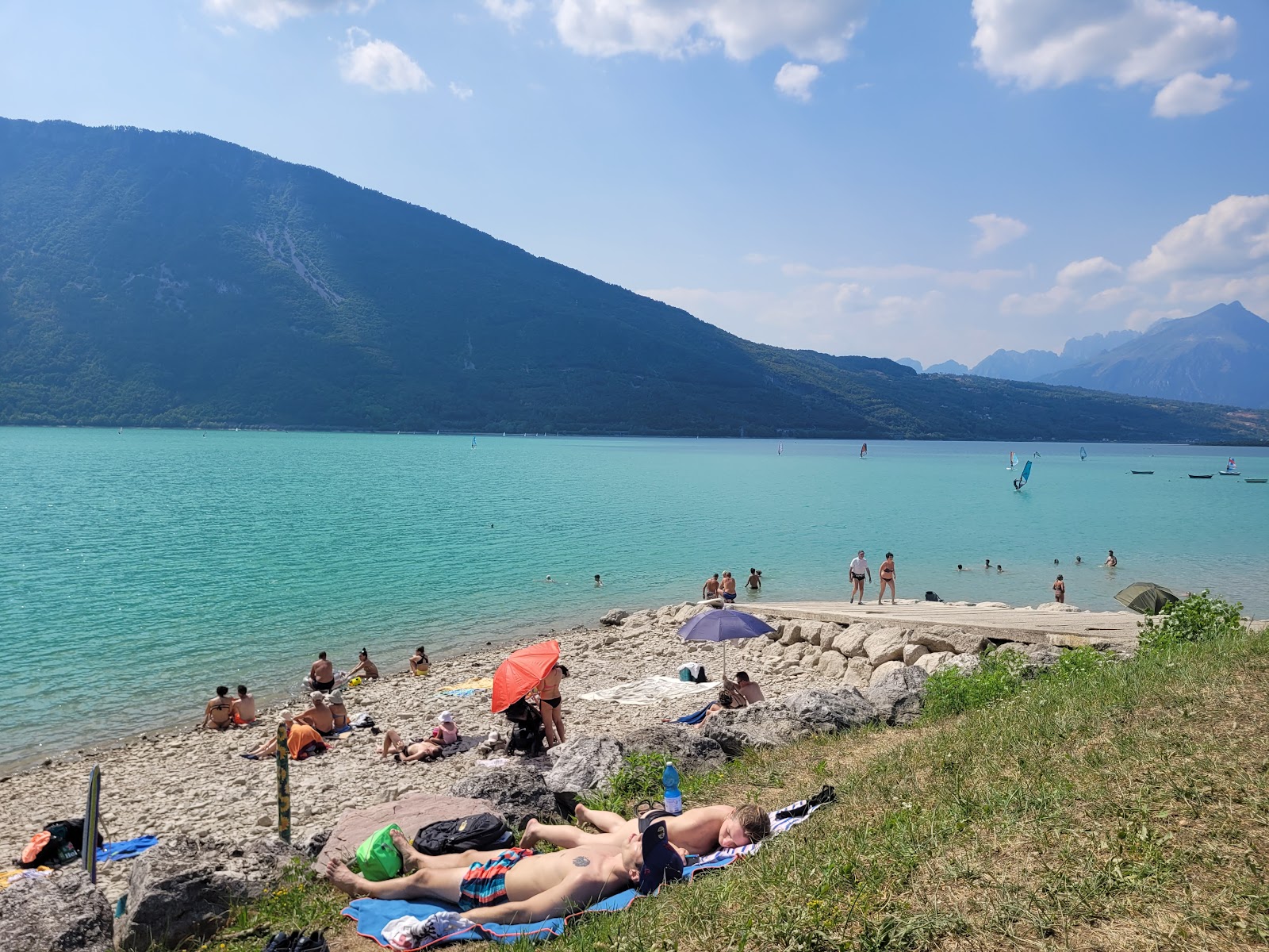 Foto di Spiaggia di Poiatte con una superficie del erba