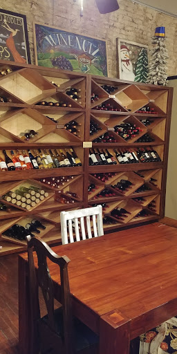 Wine Bar «Wine-Nutz», reviews and photos, 208 W 2nd St, Muscatine, IA 52761, USA