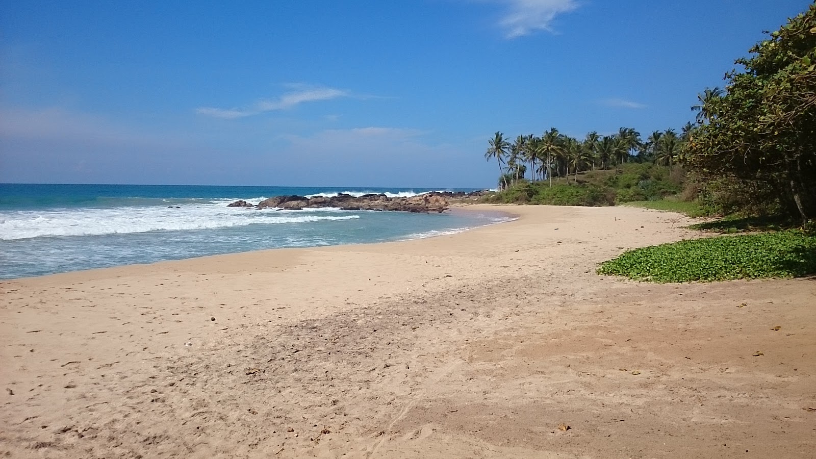 Foto de Batigama Beach com areia bege superfície