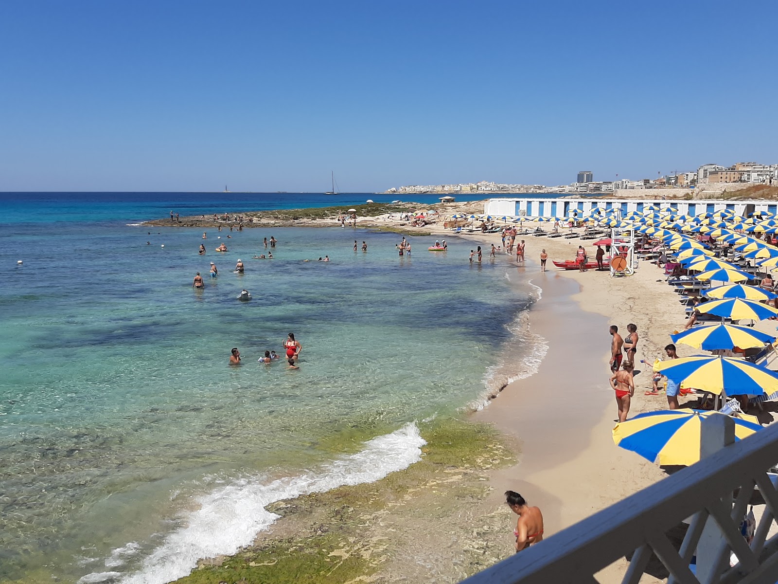 Photo de Piccolo Lido beach avec sable lumineux de surface