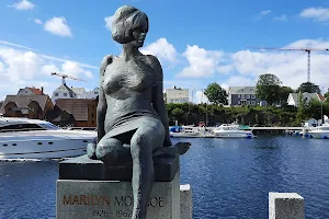 Marilyn Monroe Statue image