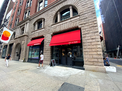 New Balance New York, 150 5th Ave, New York, NY 10010, USA, 