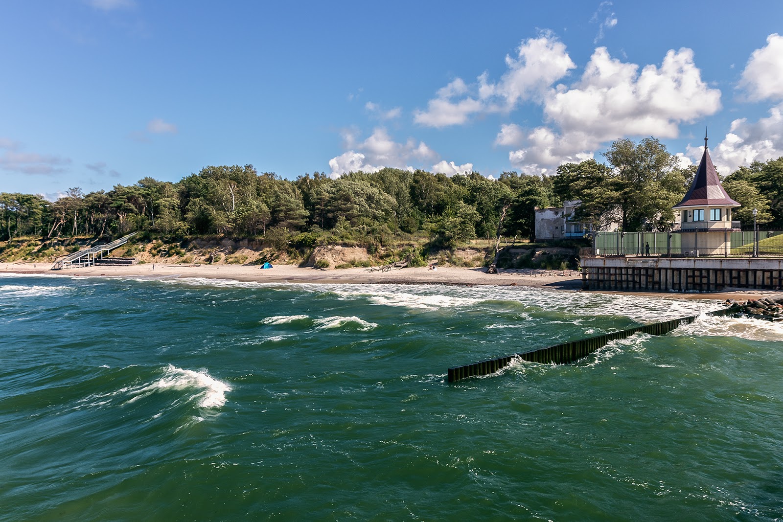 Foto von Zaostrov'ye Beach mit beiger sand Oberfläche