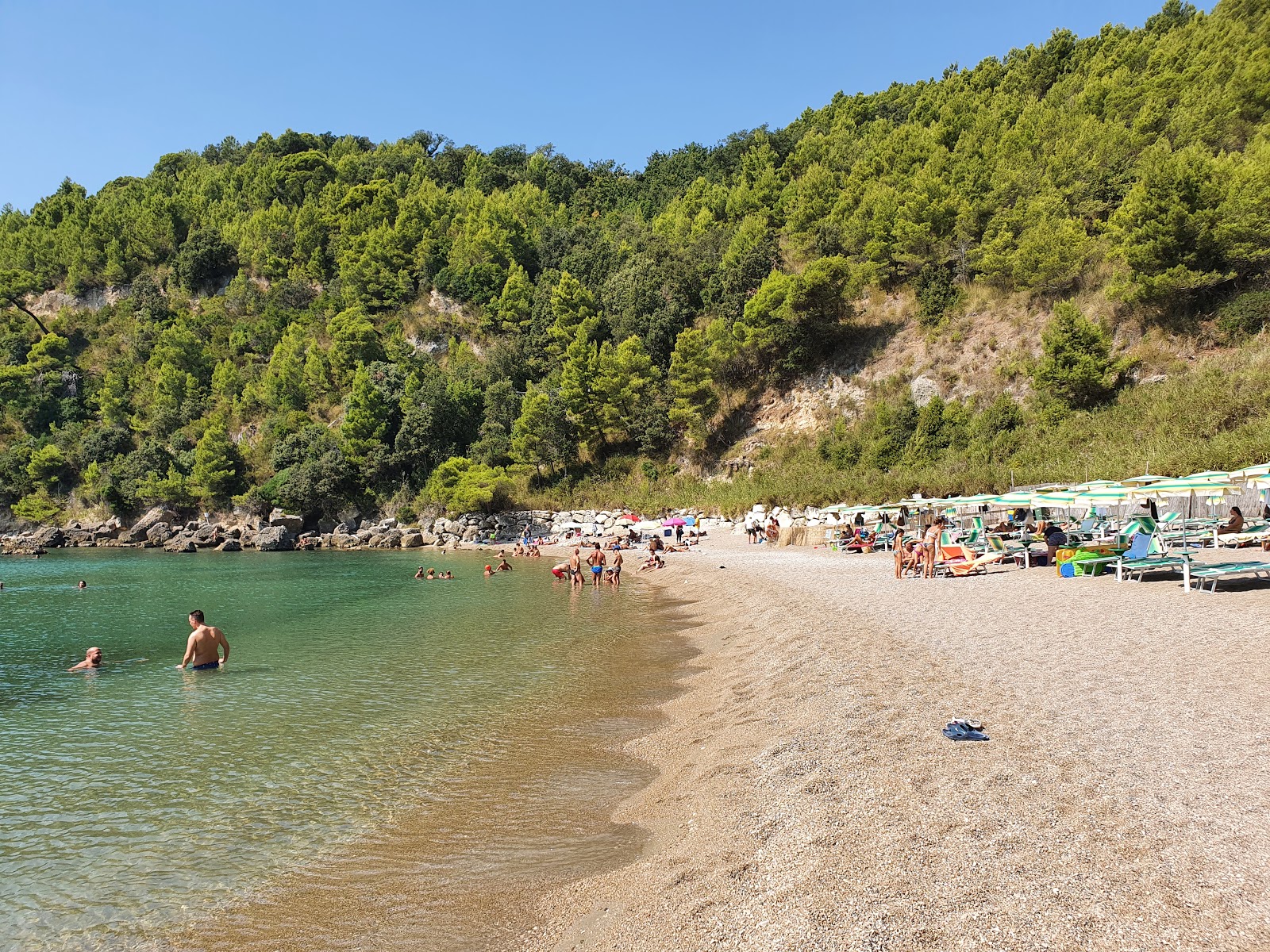 Spiaggia dei Sassolini的照片 带有蓝色的水表面
