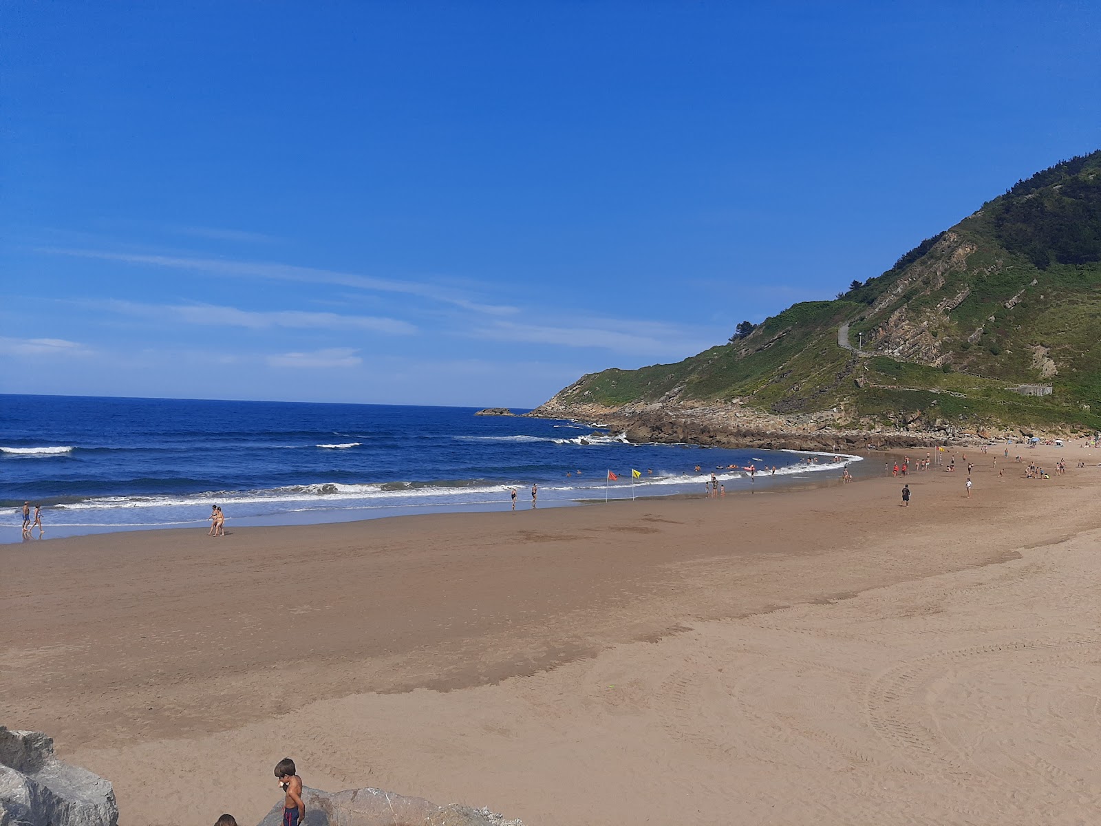 Φωτογραφία του Antilla Hondartza με φωτεινή λεπτή άμμο επιφάνεια