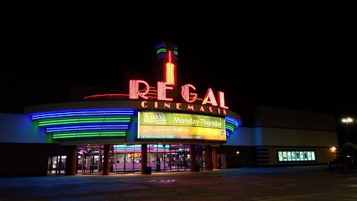 Movie Theater «Regal Cinemas Round Lake Beach 18», reviews and photos, 550 E Rollins Rd, Round Lake Beach, IL 60073, USA