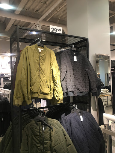 Clothing Store «H&M», reviews and photos, 37 Aquarium Way, Long Beach, CA 90802, USA
