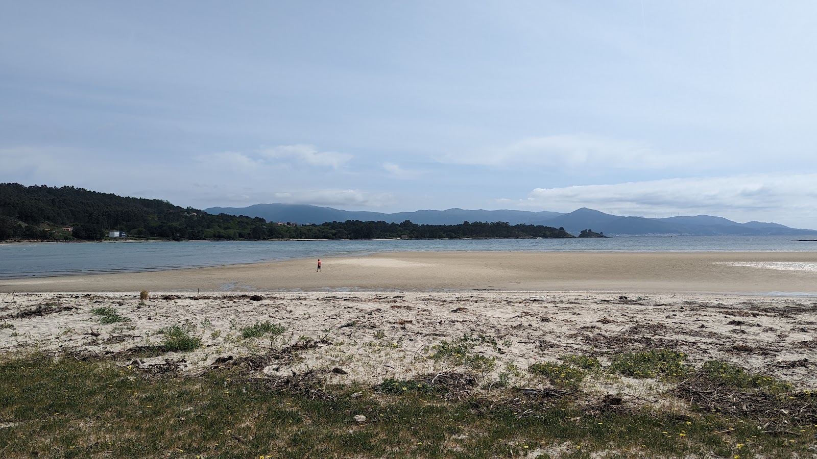 Praia de Linares'in fotoğrafı düz bir kıyı şeridi ile birlikte