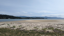 Praia de Linares'in fotoğrafı düz bir kıyı şeridi ile birlikte