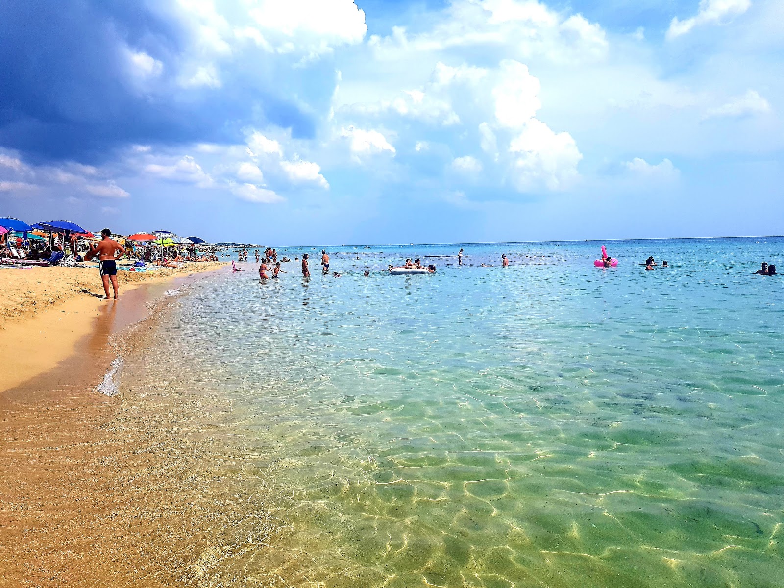 Zdjęcie Campomarino di Maruggio Beach z powierzchnią drobny beżowy piasek