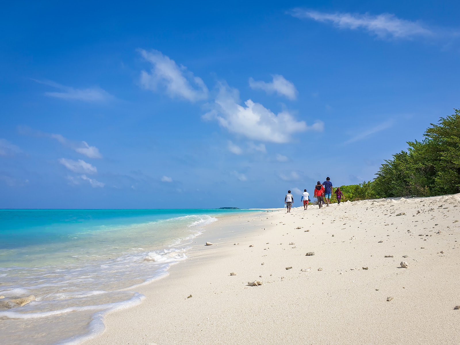 Fotografija Meyyafushi Island Beach z dolga ravna obala