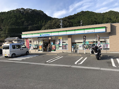 ファミリーマート 紀宝バイパス店