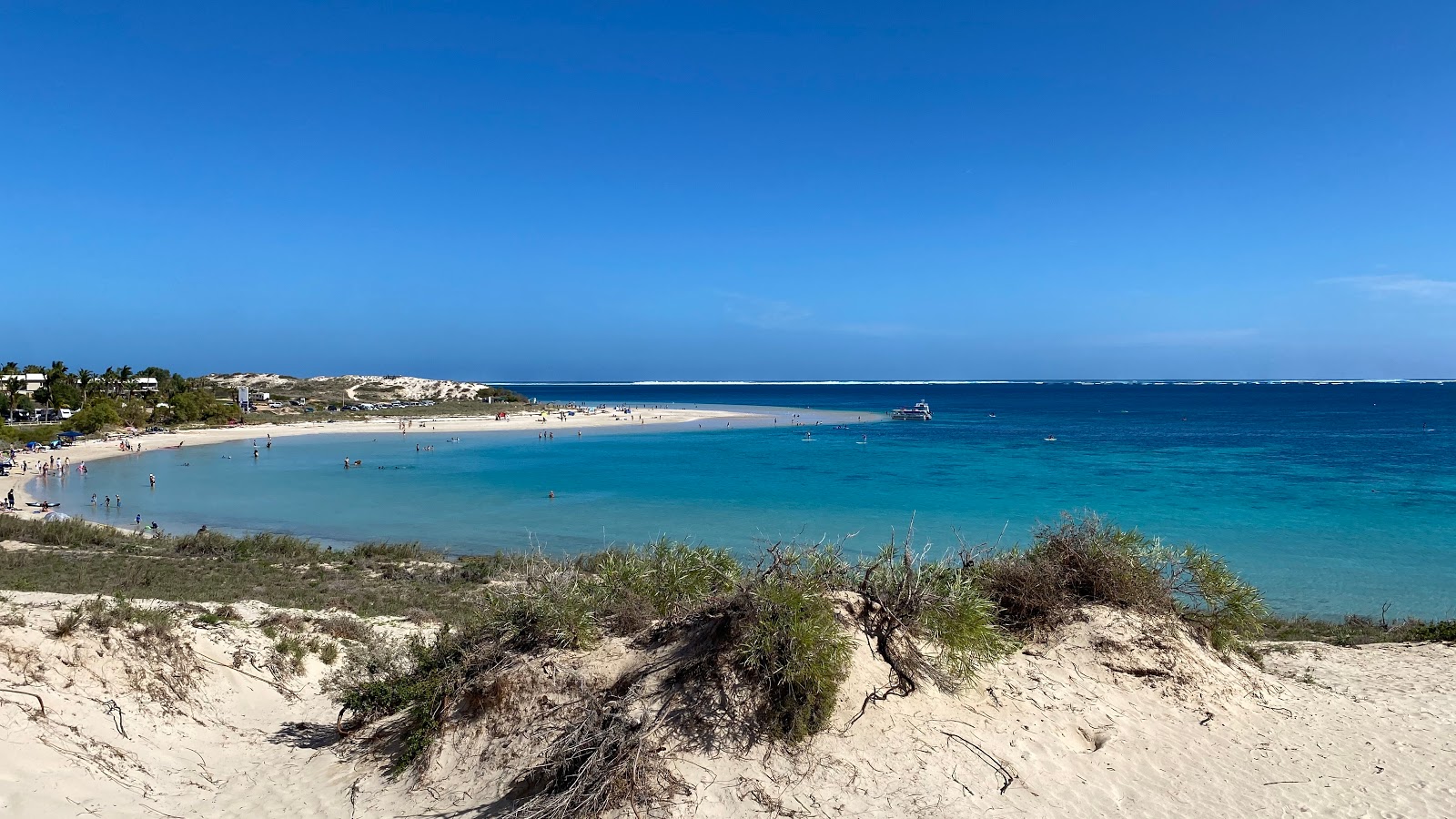 Coral Bay Beach'in fotoğrafı geniş bir kıyı şeridi ile birlikte
